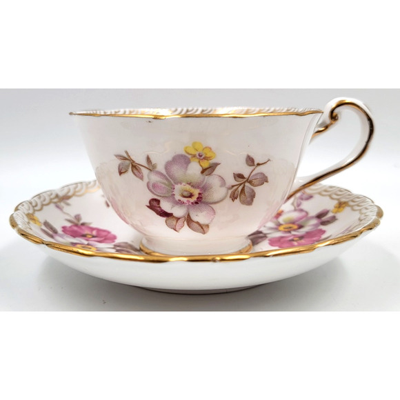 Royal Chelsea Bone China English Tea Cup & Saucer Pattern #3883A Gold Trim - Picture 6 of 15